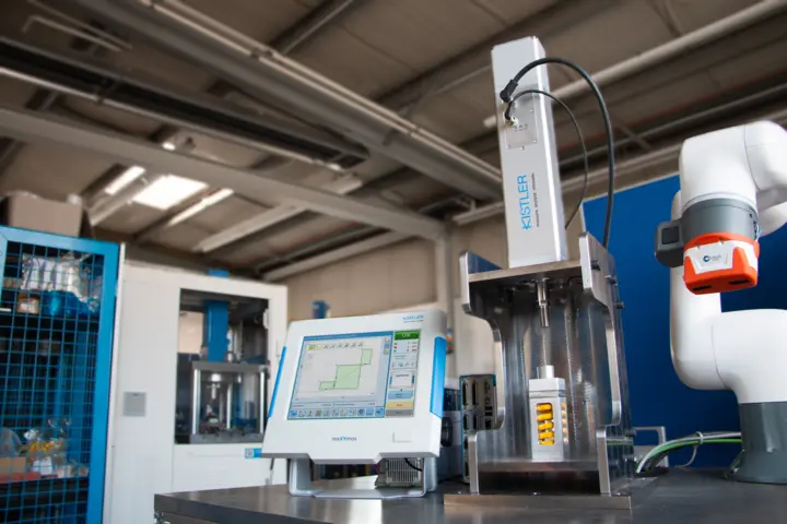 IJSys connected via EtherCAT with maXYmos NC The force-displacement monitoring of each joining cycle is supported by the process monitoring system maXYmos NC.