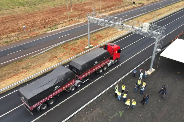 Electronic tolling: the Weigh In Motion (WIM) solutions for EcoRodovias are part of complete gantries for traffic monitoring.