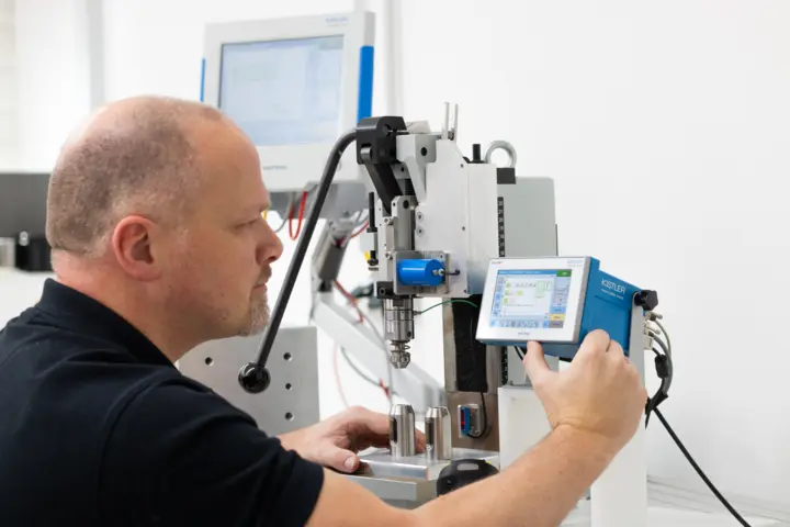 Force-displacement monitoring for 100% process control A man is doing force-displacement monitoring with maXYmos BL.
