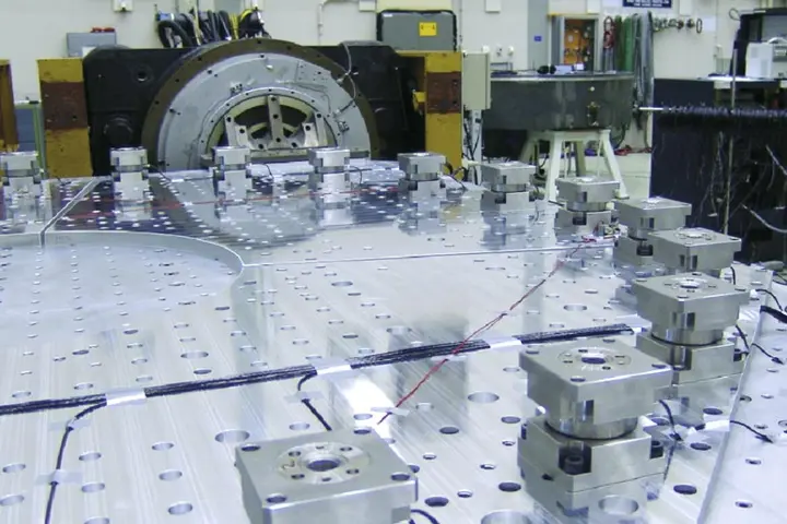 For the FLV-test, numerous three-component force sensors are mounted on a base plate that is connected to the slip table.