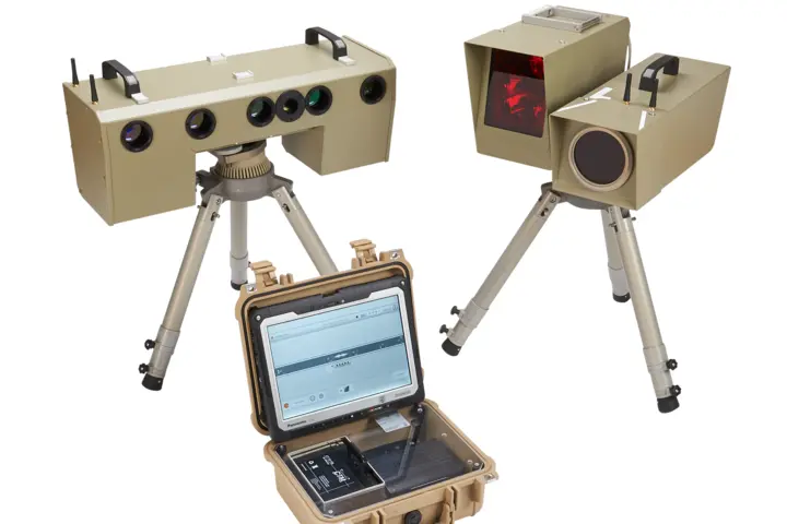 The traffic and speed enforcement system ES 8.0 consists of a one-sided sensor, a camera-flash unit and a system case.