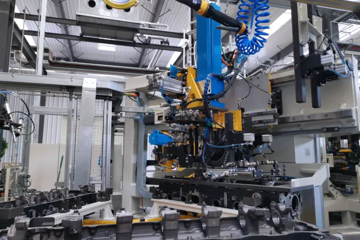 Electromechanical joining systems (servo presses) from Kistler contribute to Yuchai’s highly automated engine production.