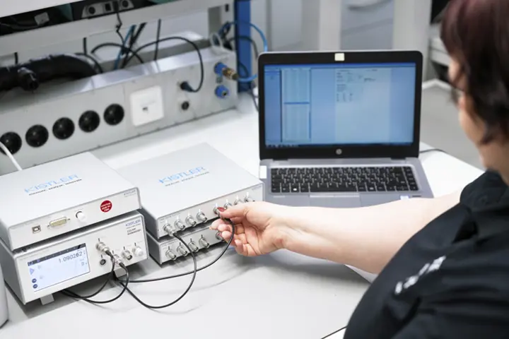 In the accredited calibration laboratory: a precision calibrator is used to calibrate a charge amplifier.