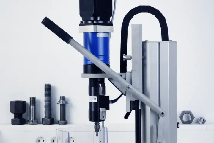 Testing the quality of bolted joints: with the vertical ANALYSE system 50 N∙m from Kistler