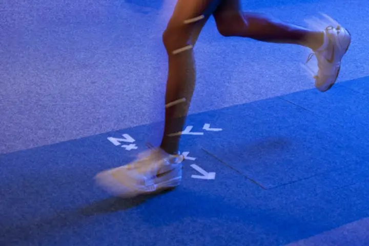 To record complex movement patterns, force plates are used in combination with video cameras or motion-capture systems.