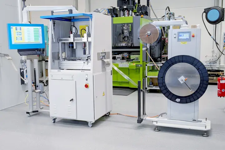 Quality assurance in punching: The optical testing station KVC 621 from Kistler inspects the punched charger plug components. 