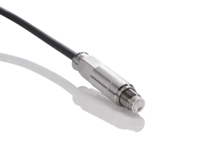 Robust cylinder pressure sensor with high overload range Cylinder pressure sensor for permanent control of large two-stroke engines with an extended overload range of up to 450 bar.