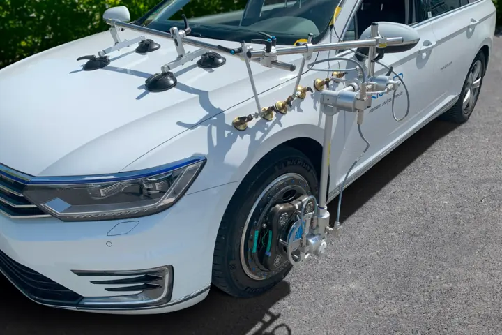 車両ダイナミクス制御:ホイールベクトルセンサ計測 車両ダイナミクス制御:フロントホイール搭載型ホイールベクトルセンサは、あらゆるシナリオにおいて精密な計測データを提供します。