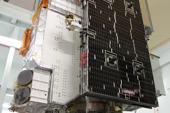 Space payload environmental vibration testing and force limited vibration testing (FLVT)