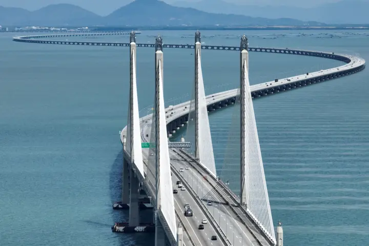The iconic Penang Second Bridge is equipped with a Weigh In Motion system from Kistler since 2022.