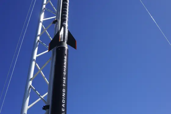 „Origin“, die Rakete von Faraday Rocketry, steht kurz vor dem Start in der Startrampe.