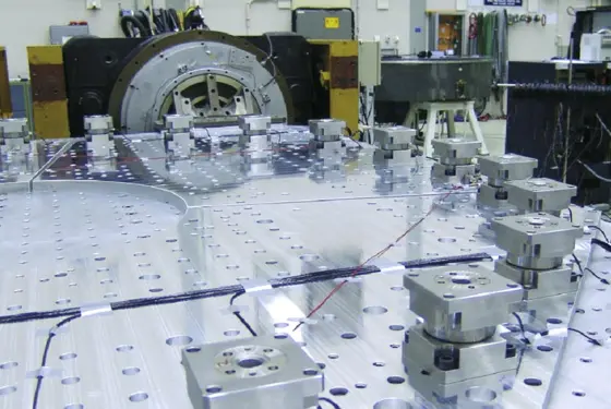 For the FLV-test, numerous three-component force sensors are mounted on a base plate that is connected to the slip table.