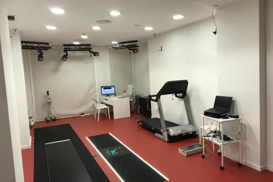 The motion analysis laboratory at Estudio de la Pisada has a running track with the integrated 3D force plate from Kistler.