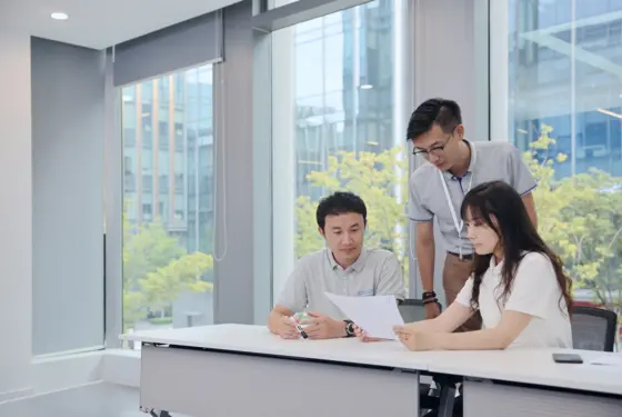 Step into the heart of teamwork as employees are in discussion. The image encapsulates the energy of active collaboration, showcasing the team´s dedication to addressing issues.