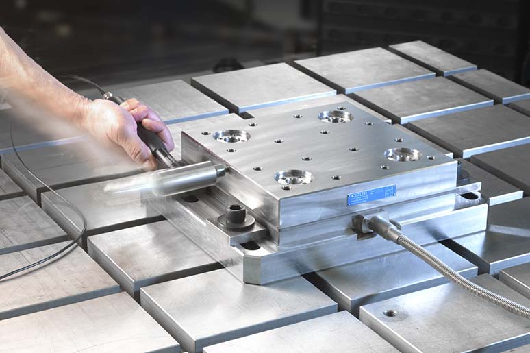 impact hammer method An impact hammer is a hammer equipped with a piezoelectric force sensor and serves to stimulate a structure that is to be examined.