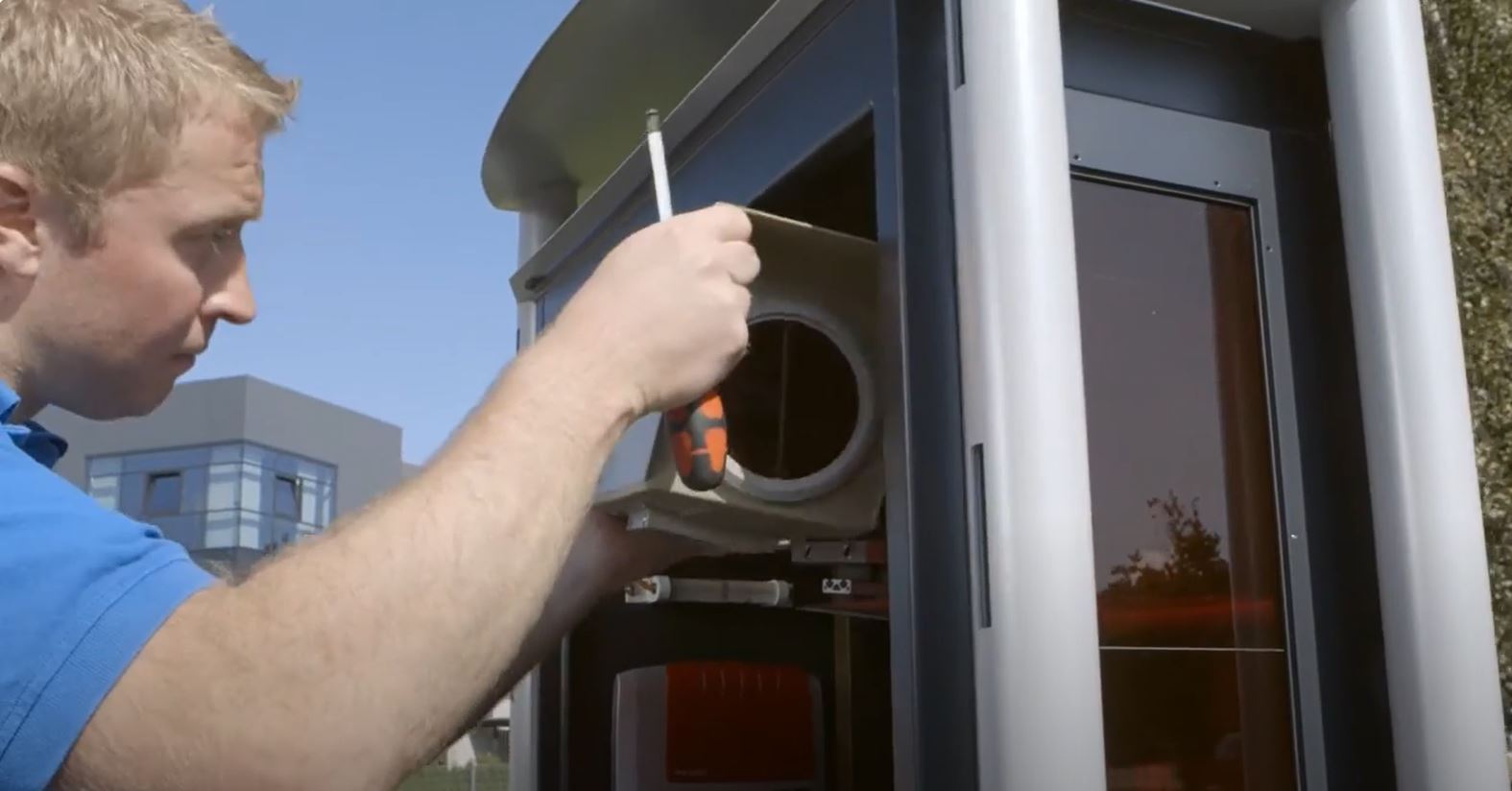 Verkehrs- und Geschwindigkeitsüberwachung: stationär & mobil Die Komponenten des Verkehrs- und Geschwindigkeitsüberwachungssystems ES 8.0 sind sowohl stationär als auch mobil einsetzbar.