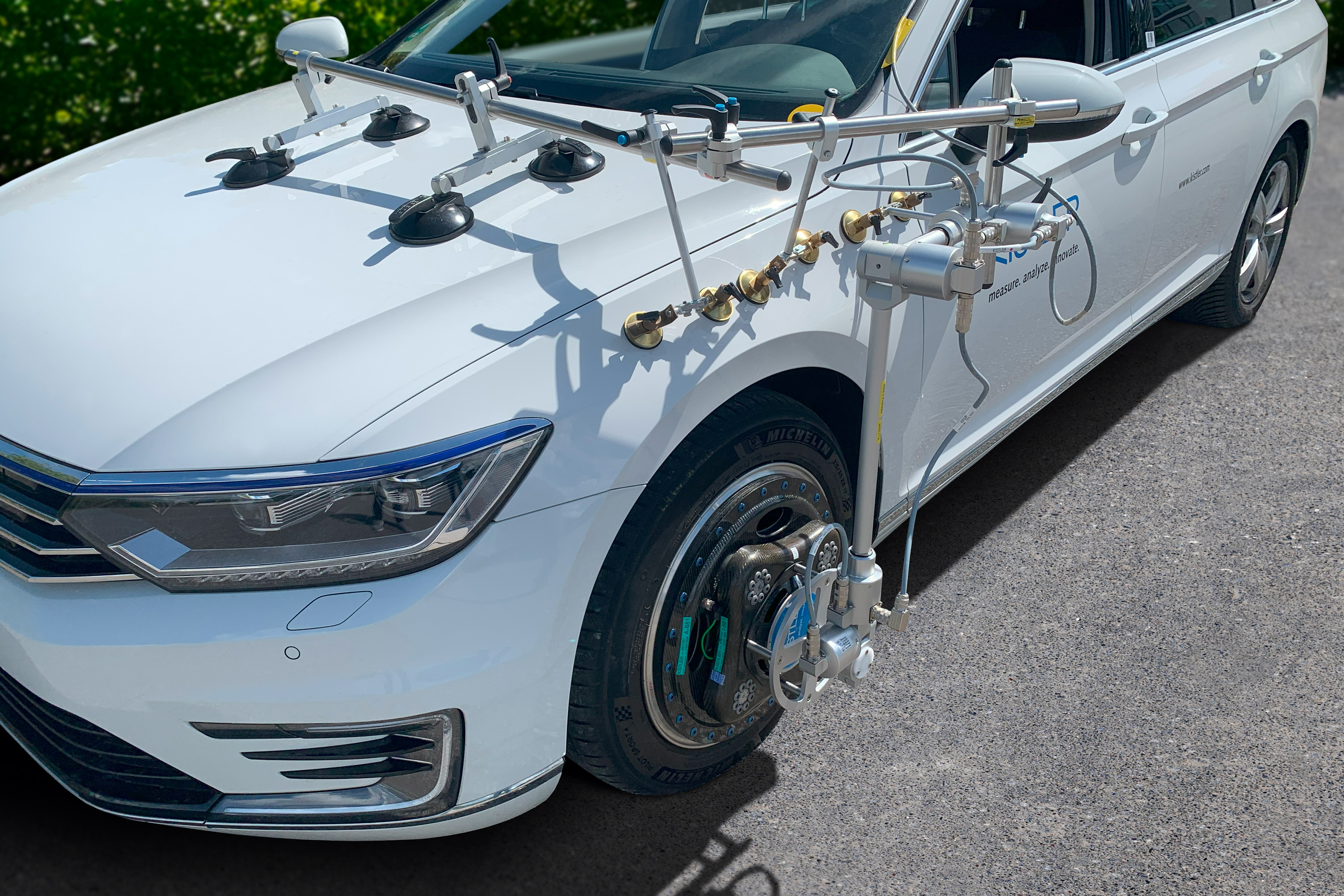 Vehicle dynamics control: The front wheel mounted wheel vector sensor provides precise measurement data across all scenarios.